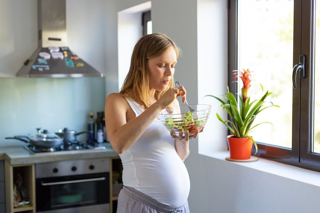 Complex carbohydrates like whole grains, fruits & vegetables are preferred. (Image via Freepik/Pch.vector)